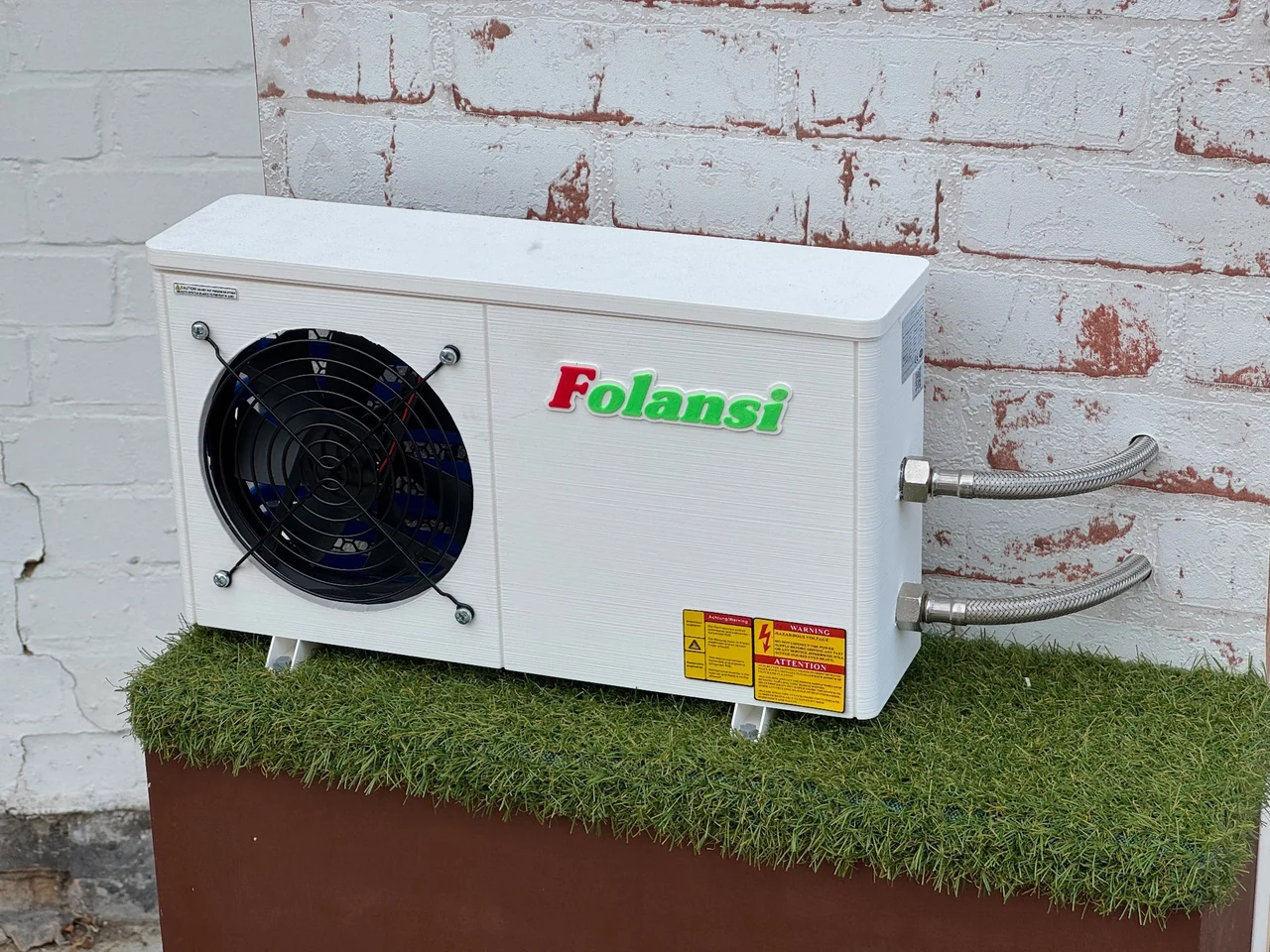 Detailgetreues Wärmepumpenmodell mit echtem Lüfter und Anschlüssen an der Modellwand